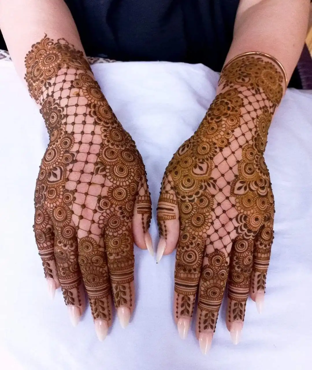back hand mehndi design