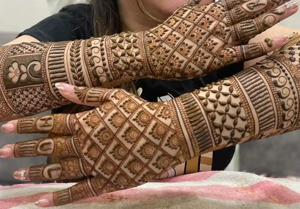 back hand mehndi design