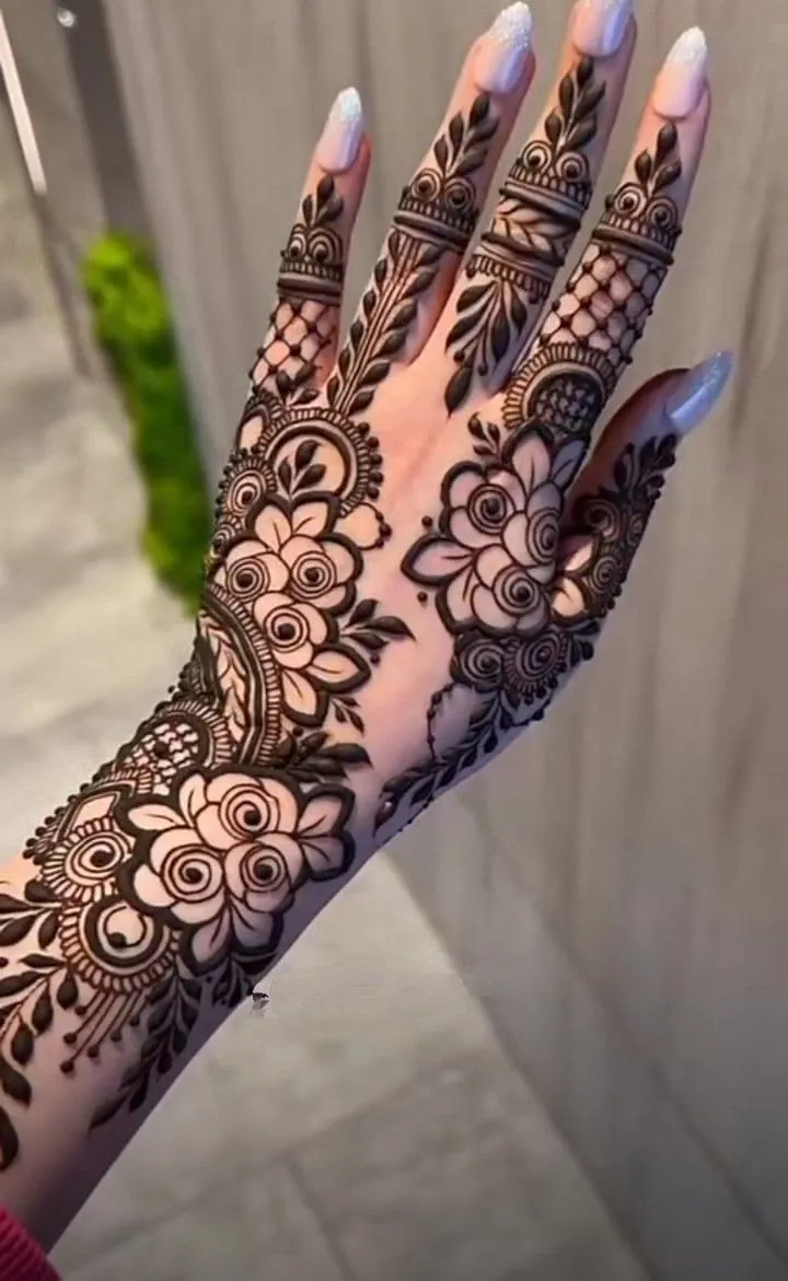 back hand mehndi design pic