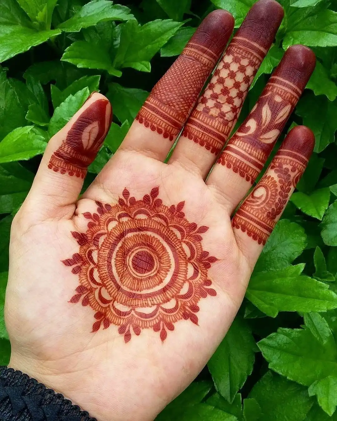 front hand mehndi design