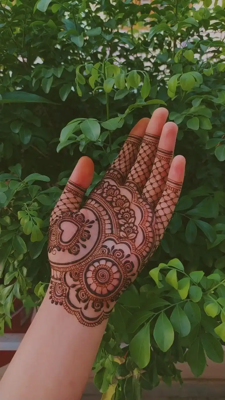 front hand mehndi design