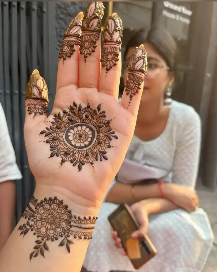 front hand mehndi design