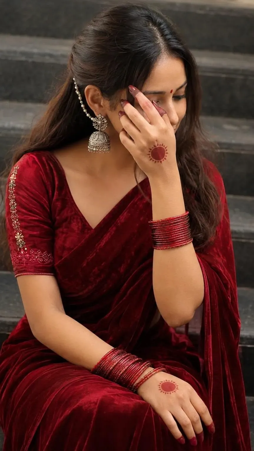 Hidden Face Cute Girl Pic