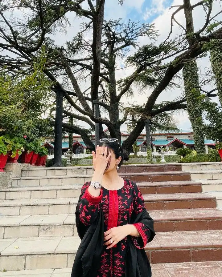 hidden girl profile pic