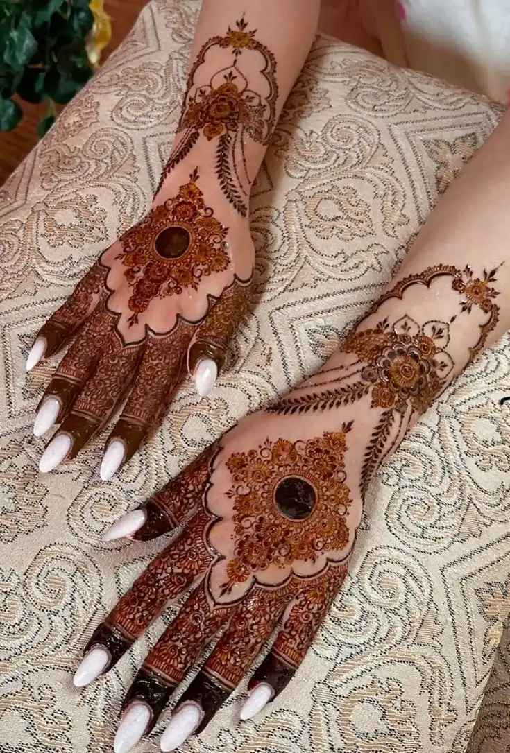 new back hand mehndi design