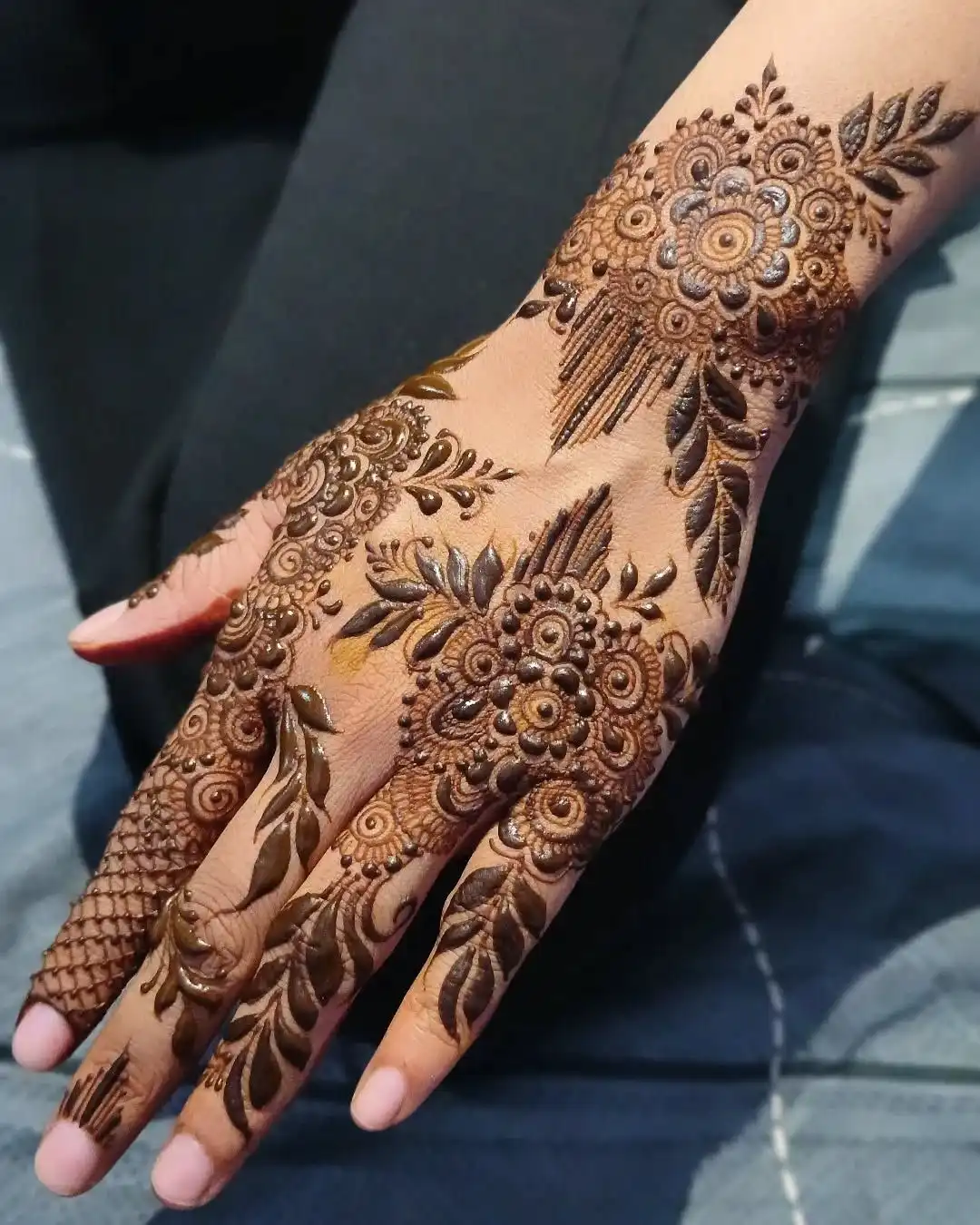 new back hand mehndi design
