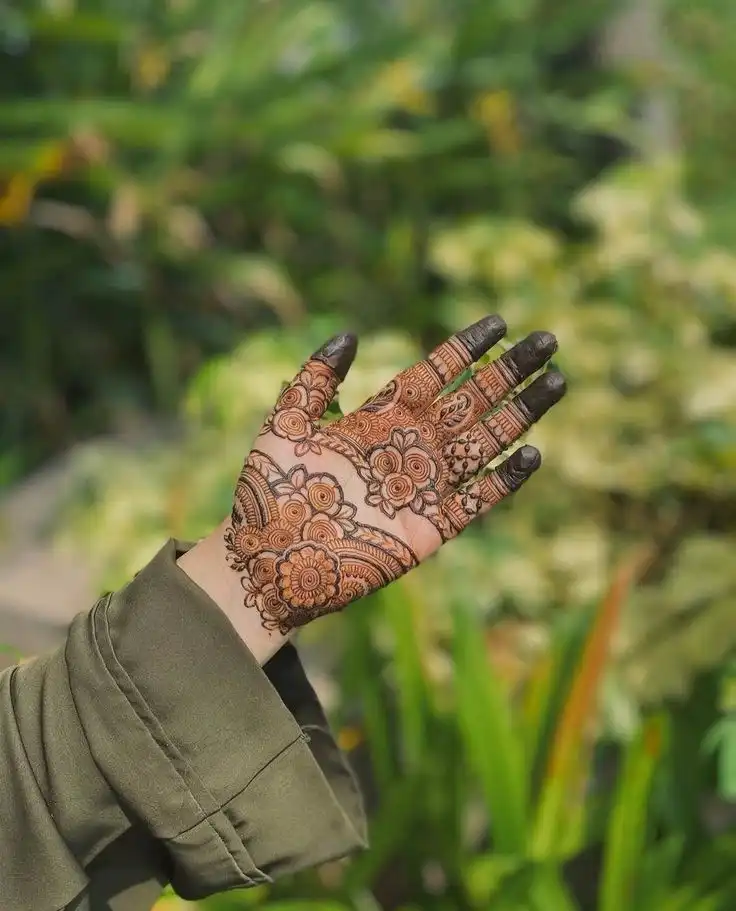 stylish front hand mehndi design