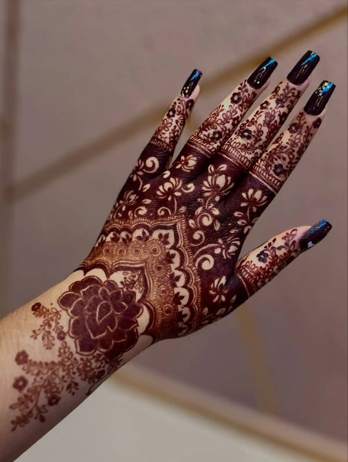 stylish mehndi design back hand