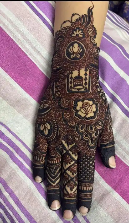 stylish mehndi design back hand