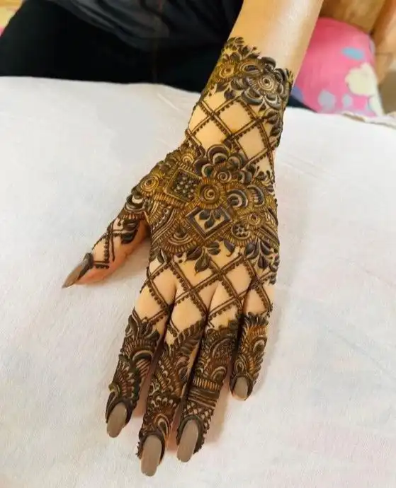 stylish mehndi design back hand