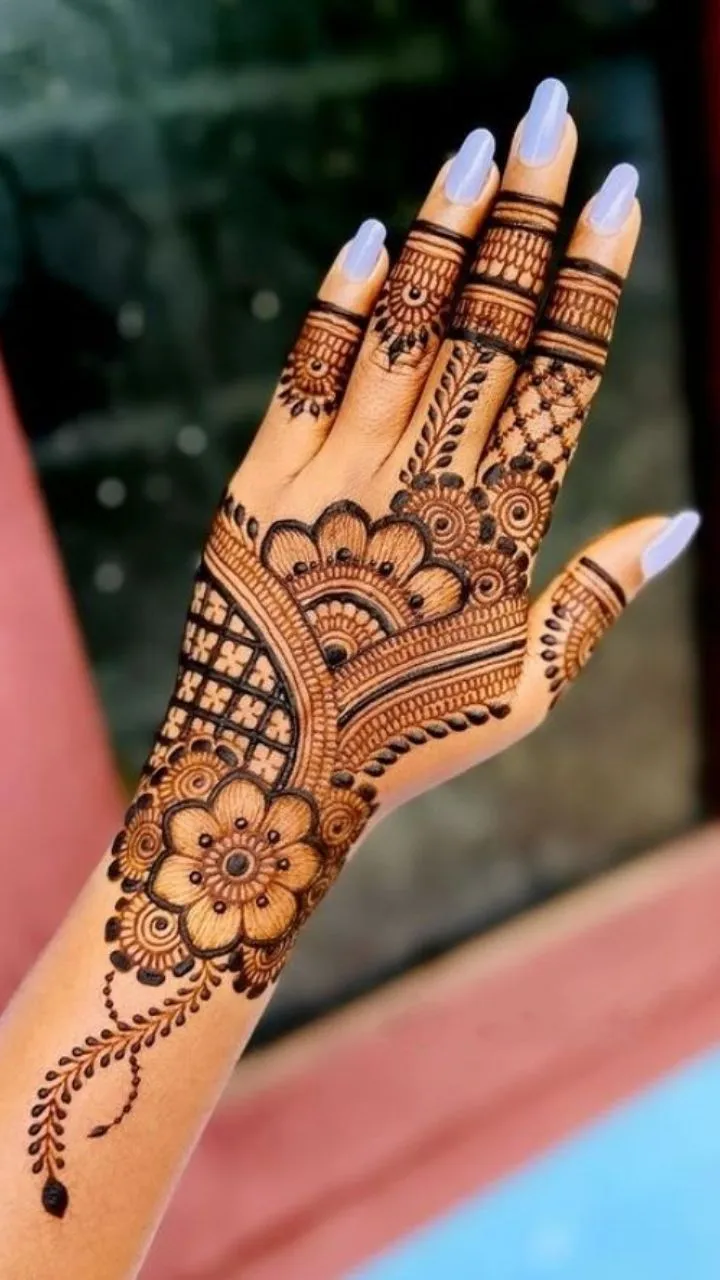 unique mehndi design back hand