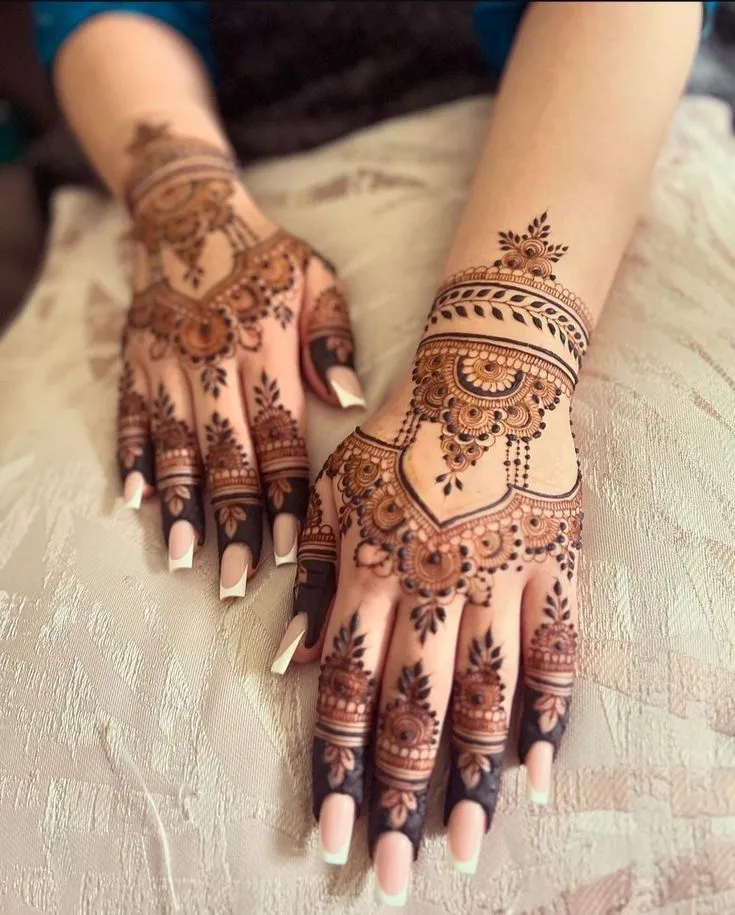 unique mehndi design back hand