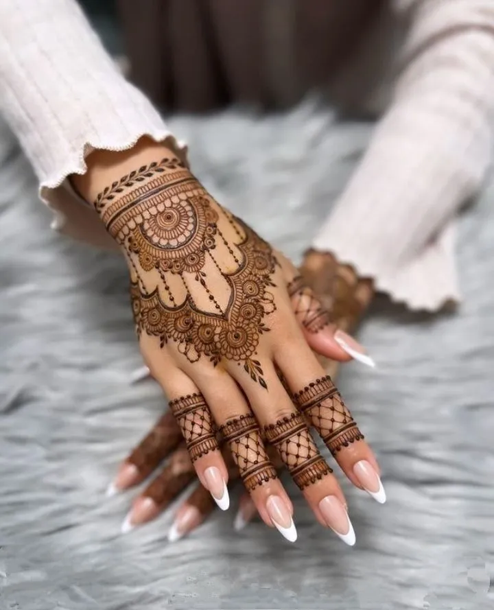 unique mehndi design back hand