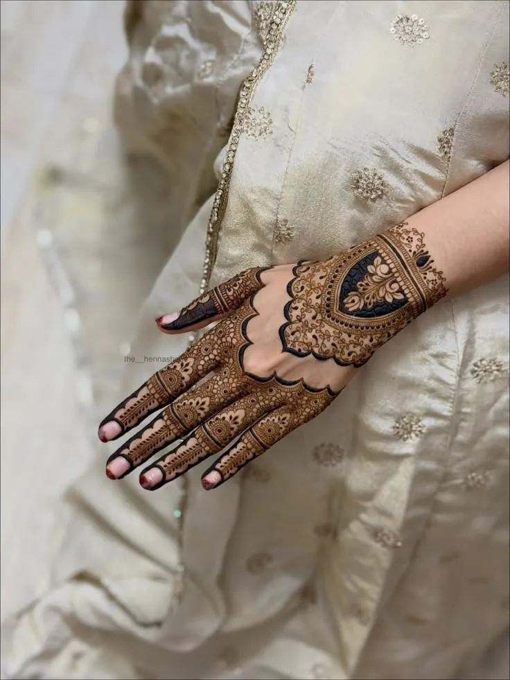 unique mehndi design back hand