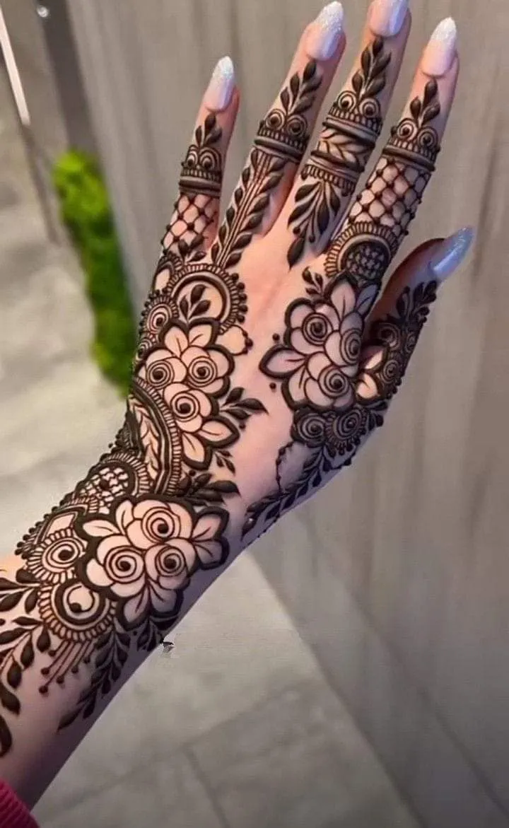 unique mehndi design back hand