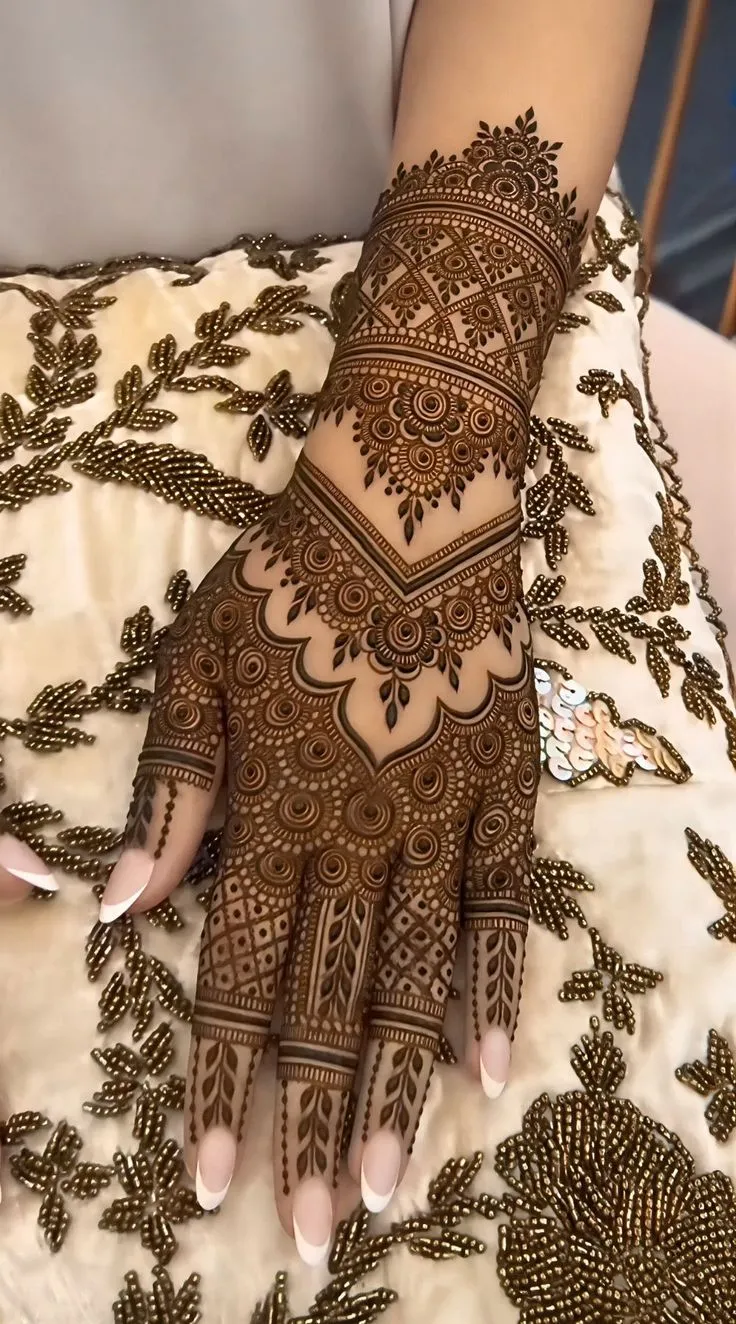 unique mehndi design back hand