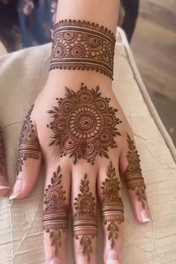 unique mehndi design back hand