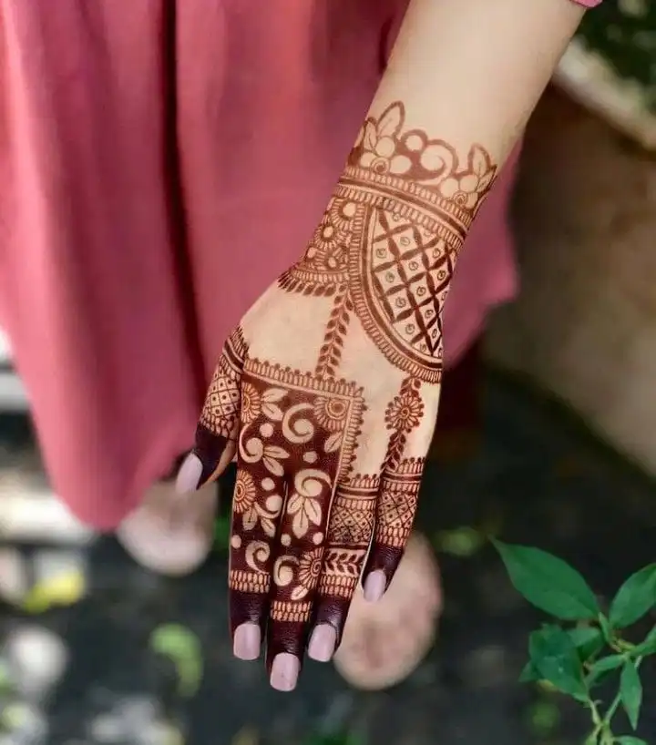 unique mehndi design back hand